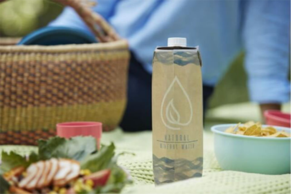 食卓においているロングライフ紙パックのイメージ